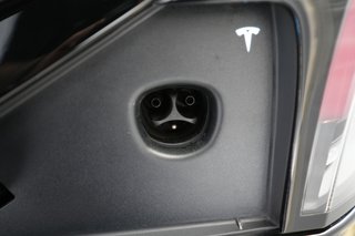 2023 Tesla Model X — photo 8 of 28