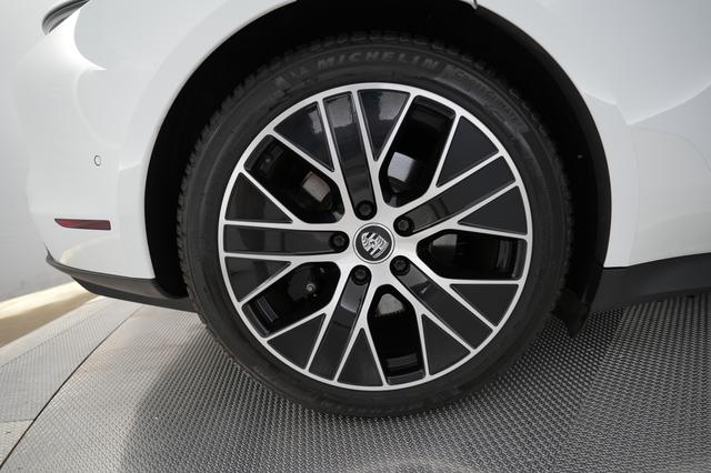 2023 Porsche Taycan — photo 7 of 26