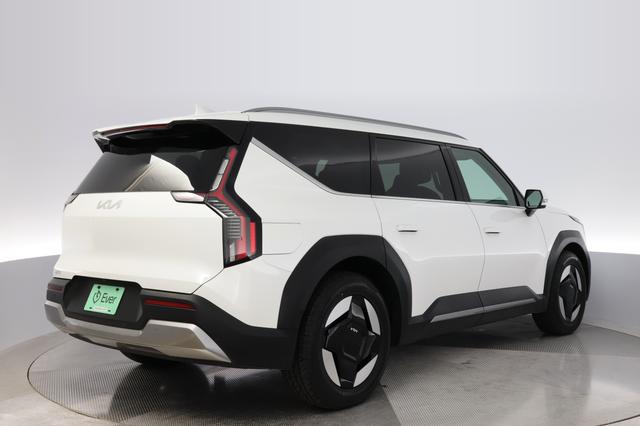 2024 Kia EV9 — photo 2 of 28