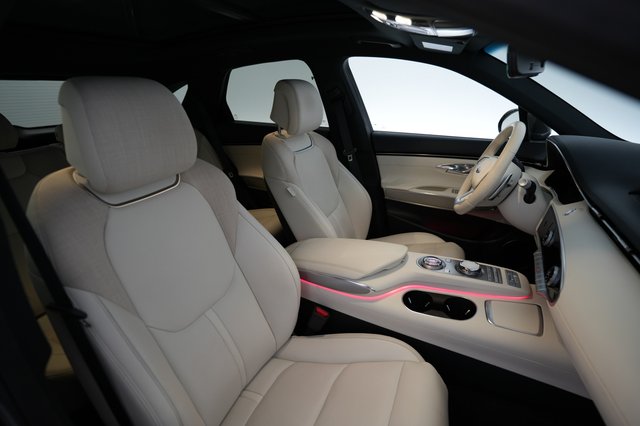 2025 Genesis Electrified GV70 — photo 18 of 24