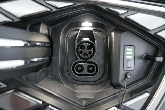 2025 Genesis Electrified GV70 — photo 8 of 24