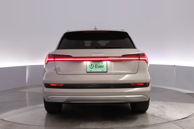 2019 Audi e-tron — photo 12 of 28