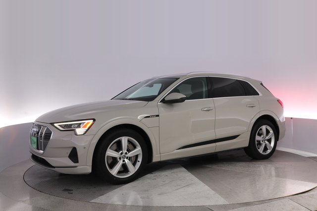 2019 Audi e-tron — photo 14 of 28