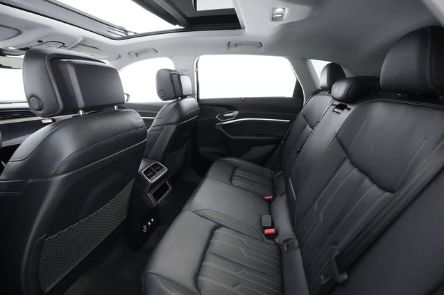 2019 Audi e-tron — photo 18 of 31