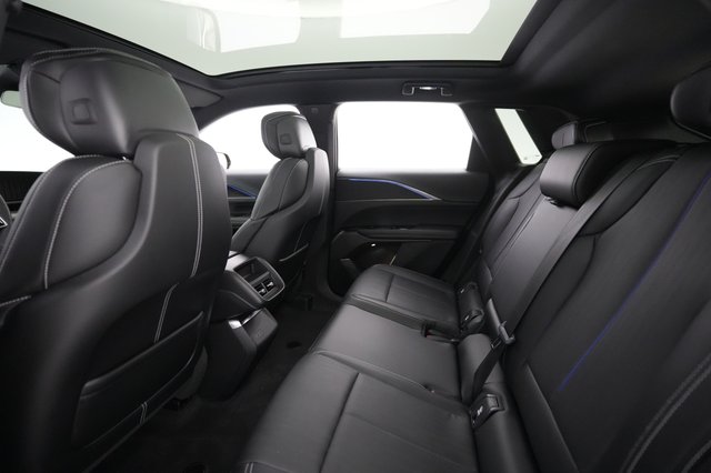2024 Cadillac LYRIQ — photo 18 of 25