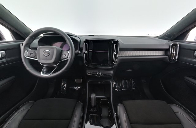 2022 Volvo XC40 Recharge — photo 17 of 33