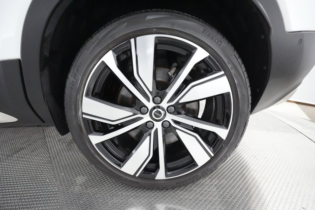 2022 Volvo XC40 Recharge — photo 14 of 33