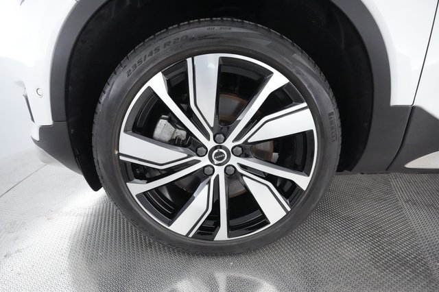 2022 Volvo XC40 Recharge — photo 13 of 33