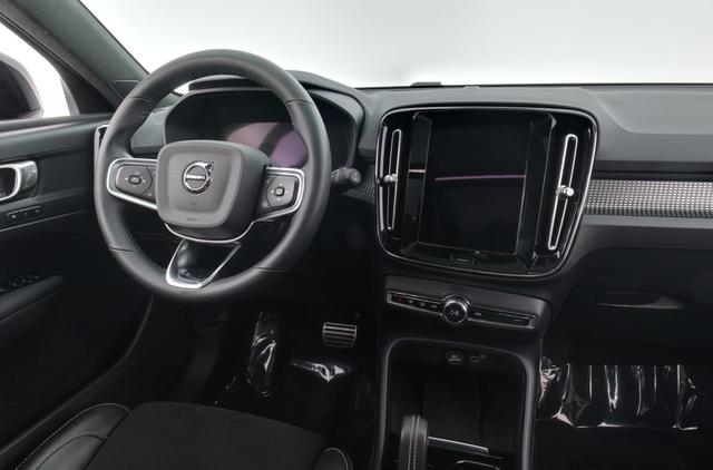 2022 Volvo XC40 Recharge — photo 3 of 33