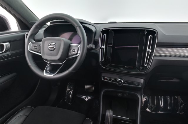 2022 Volvo XC40 Recharge — photo 3 of 33