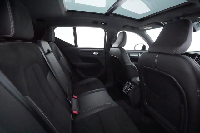 2022 Volvo XC40 Recharge — photo 4 of 33