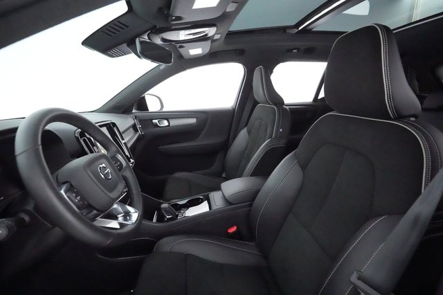 2022 Volvo XC40 Recharge — photo 18 of 33