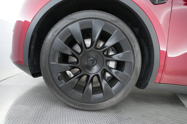 2025 Tesla Model Y — photo 15 of 24