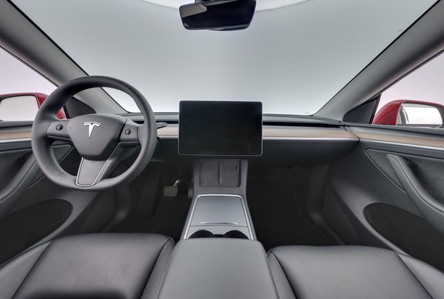 2025 Tesla Model Y — photo 21 of 24