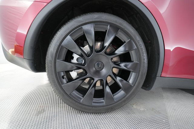 2025 Tesla Model Y — photo 17 of 24
