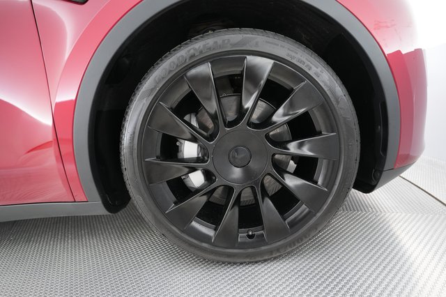 2025 Tesla Model Y — photo 16 of 24