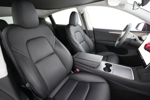 2025 Tesla Model Y — photo 18 of 24
