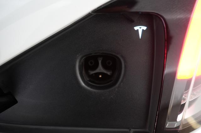 2023 Tesla Model X — photo 8 of 28