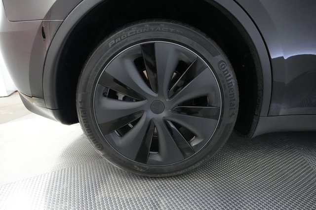 2025 Tesla Model Y — photo 17 of 21