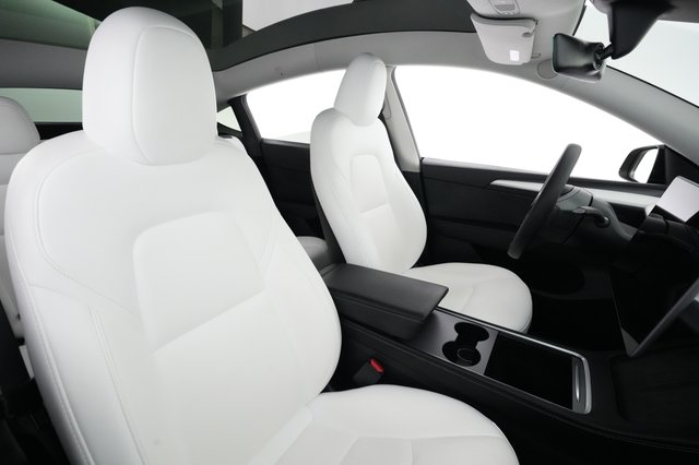 2025 Tesla Model Y — photo 18 of 21