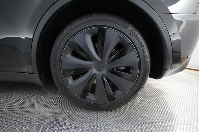 2025 Tesla Model Y — photo 7 of 21