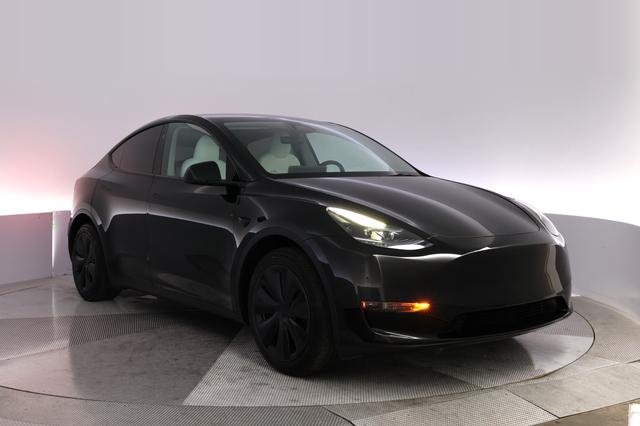 2025 Tesla Model Y — photo 10 of 21