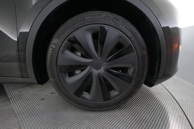 2025 Tesla Model Y — photo 16 of 21
