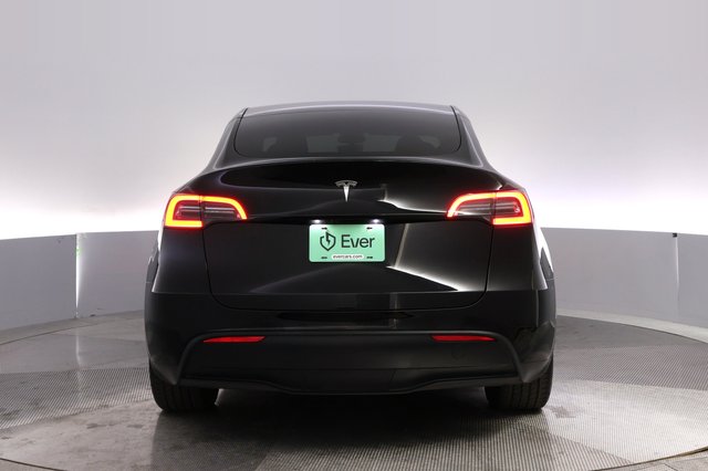 2025 Tesla Model Y — photo 12 of 21
