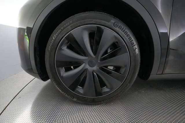 2025 Tesla Model Y — photo 15 of 21