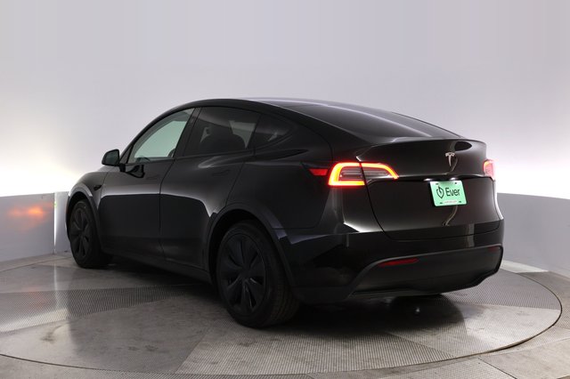 2025 Tesla Model Y — photo 13 of 21