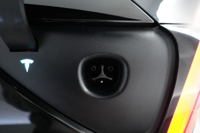 2025 Tesla Model Y — photo 8 of 21