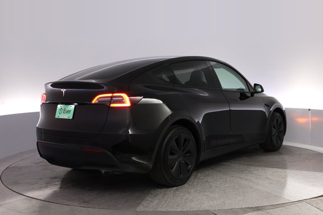 2025 Tesla Model Y — photo 2 of 21