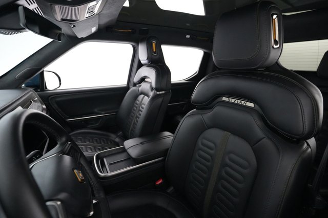2025 Rivian R1T — photo 3 of 25