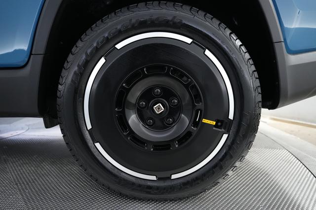2025 Rivian R1T — photo 7 of 25
