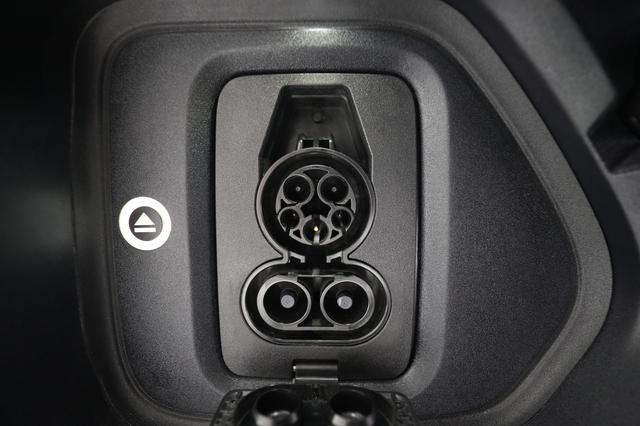 2025 Rivian R1T — photo 8 of 25