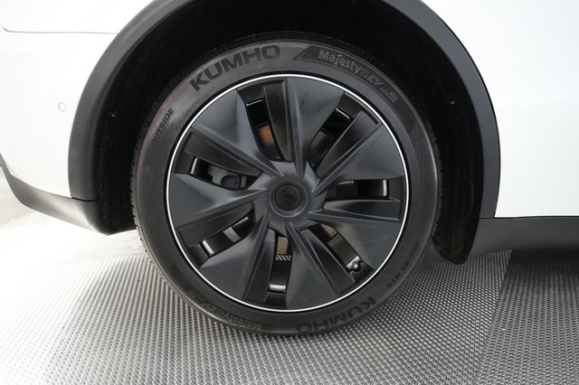 2021 Tesla Model Y — photo 17 of 27