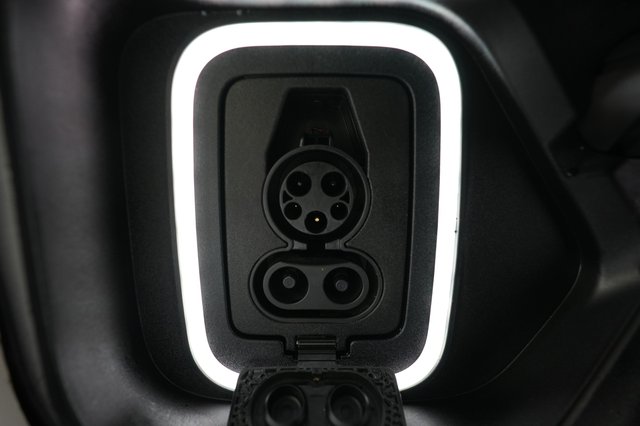 2022 Rivian R1T — photo 8 of 25