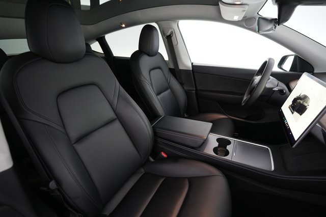 2022 Tesla Model Y — photo 18 of 26