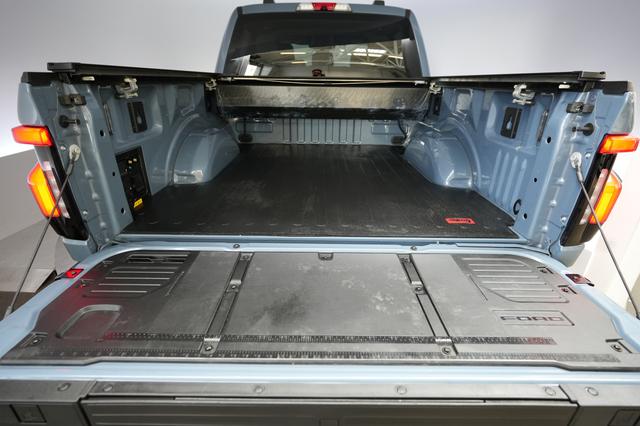 2023 Ford F-150 Lightning — photo 6 of 18