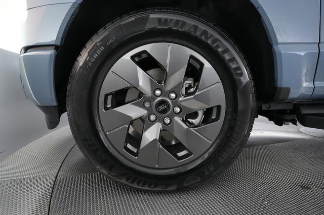 2023 Ford F-150 Lightning — photo 9 of 18