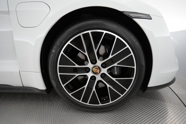 2022 Porsche Taycan — photo 16 of 26