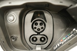 2022 Porsche Taycan — photo 8 of 26