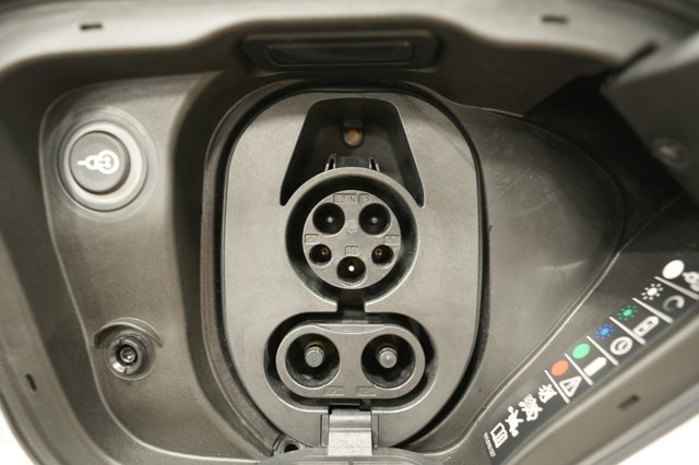 2022 Porsche Taycan — photo 8 of 26