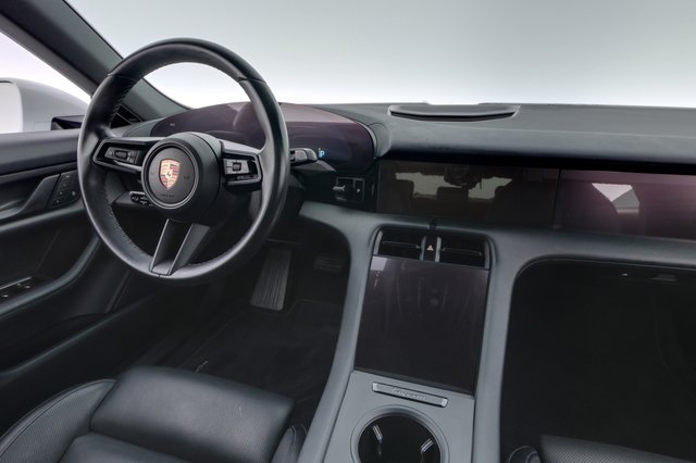 2022 Porsche Taycan — photo 20 of 26