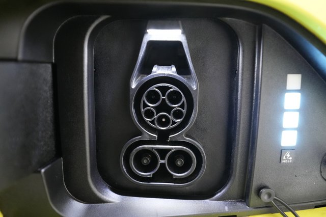 2025 Hyundai Kona Electric — photo 8 of 24