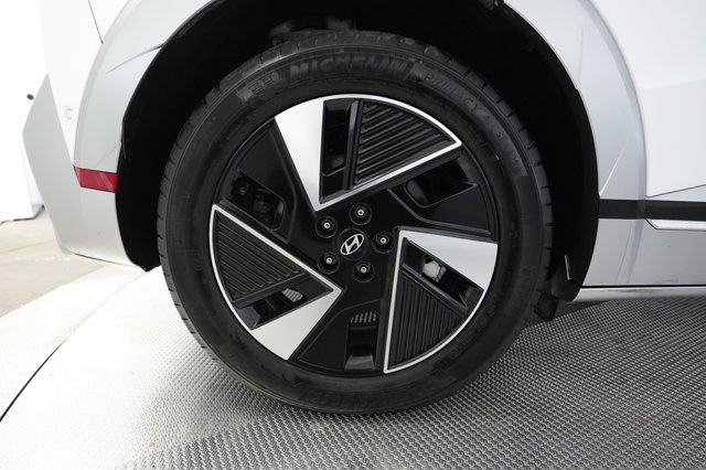 2025 Hyundai IONIQ 5 — photo 17 of 24