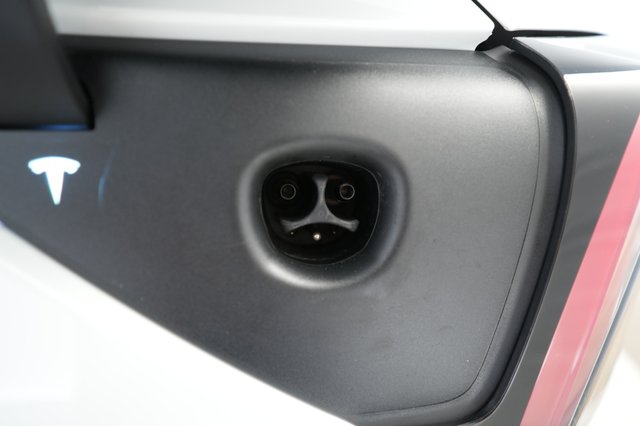 2023 Tesla Model Y — photo 8 of 25