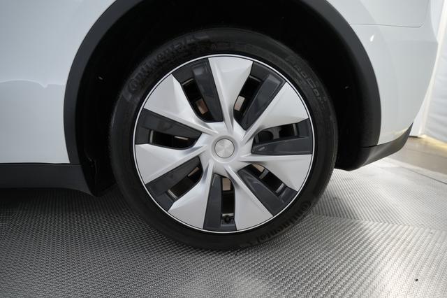 2023 Tesla Model Y — photo 7 of 25