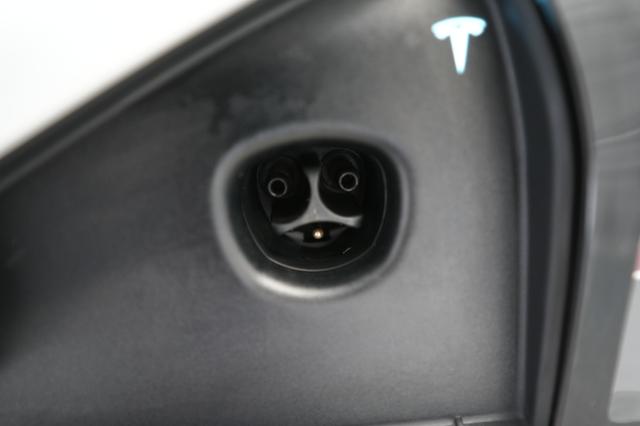 2023 Tesla Model S — photo 8 of 24