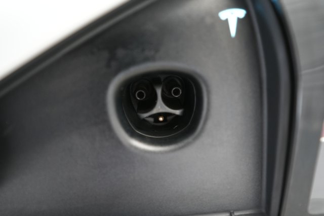 2023 Tesla Model S — photo 8 of 24